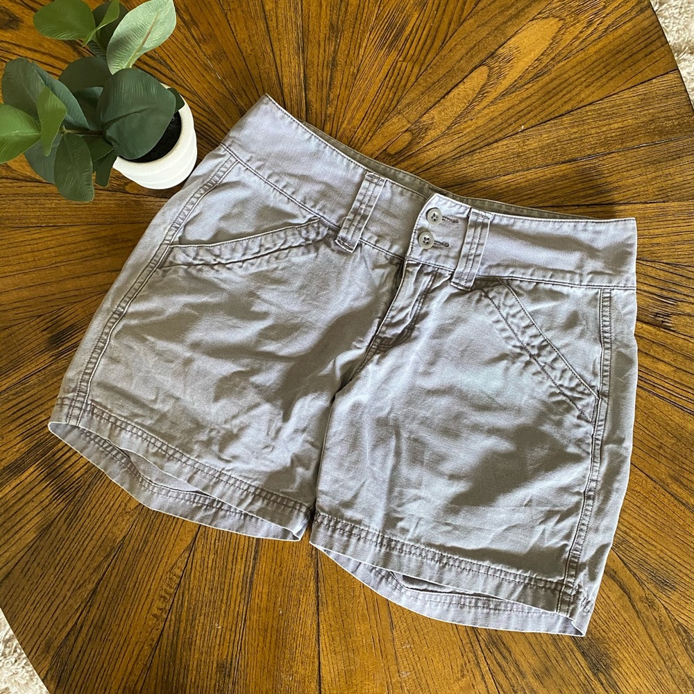 The North Face Cargo shorts green/khaki color 6 inch inseam